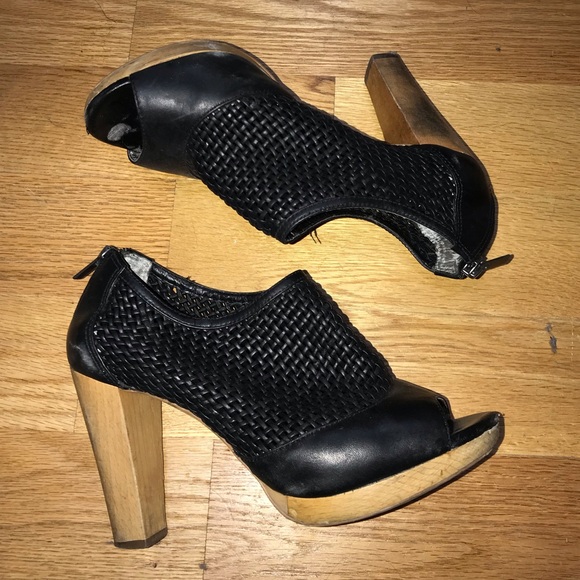 Banana Republic Woven Heels - Picture 1 of 4